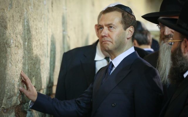 Le premier ministre russe Dmitri Medvedev au mur Occidental, dans la Vieille Ville de Jérusalem, le 10 novembre 2016. (Crédit : Shlomi Cohen/Flash90) Le premier ministre russe Dmitri Medvedev au mur Occidental, dans la Vieille Ville de Jérusalem, le 10 novembre 2016. (Crédit : Shlomi Cohen/Flash90)