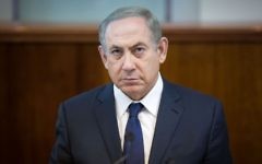 Le Premier ministre Benjamin Netanyahu préside la réunion hebdomadaire du cabinet dans ses bureaux, à Jérusalem, le 13 novembre 2016. (Crédit : Emil Salman)
