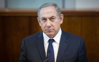 Le Premier ministre Benjamin Netanyahu préside la réunion hebdomadaire du cabinet dans ses bureaux, à Jérusalem, le 13 novembre 2016. (Crédit : Emil Salman)