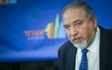 Le ministre de la Défense Avigdor Liberman, né en Moldavie, à Ashdod, le 17 novembre 2016. (Crédit : Flash90)