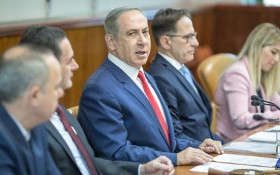 Le Premier ministre Benjamin Netanyahu préside la réunion hebdomadaire du cabinet, dans ses bureaux, à Jérusalem, le 20 novembre 2016. (Crédit : Emil Salman/Pool)