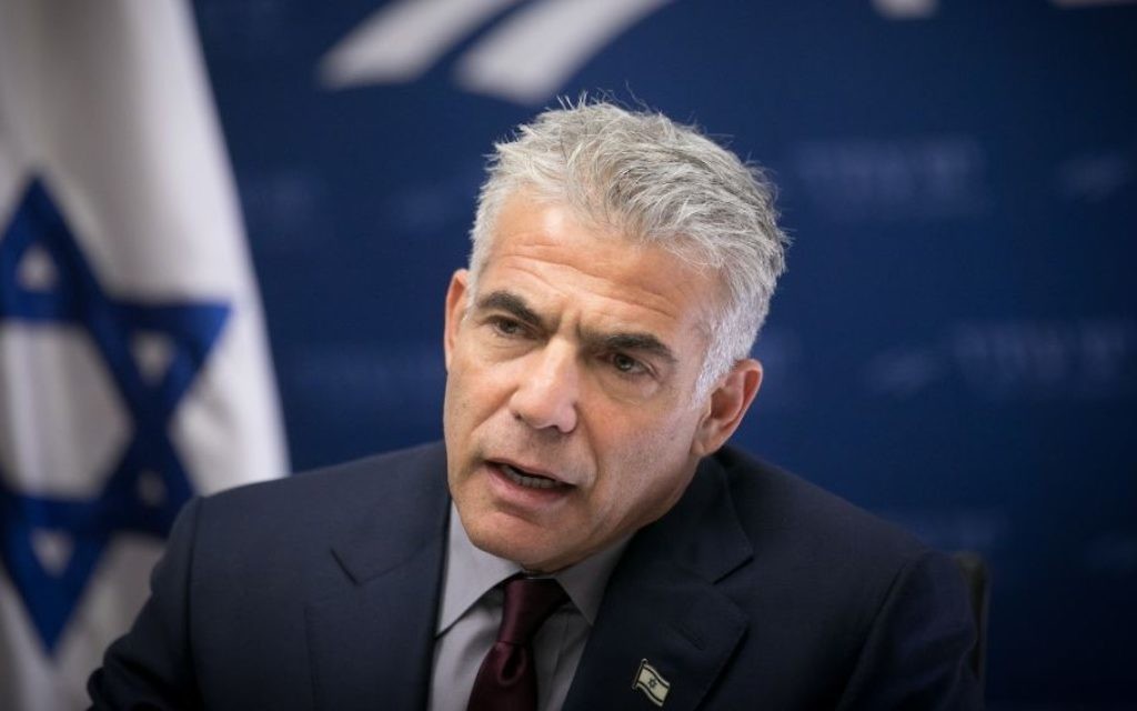 Yair Lapid, député et président du parti Yesh Atid, pendant une réunion de faction à la Knesset, le 21 novembre 2016. (Crédit : Yonatan Sindel/Flash90)