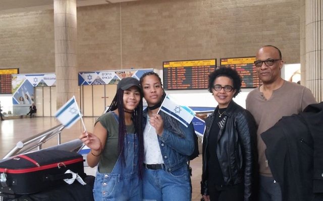 La famille Camara à l'aéroport Ben Gurion (Crédit : JTA)