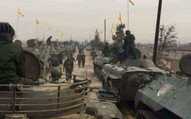 Le Hezbollah défile avec son équipement militaire à Qusayr, en Syrie, en novembre 2016. (Crédit : Twitter) Le Hezbollah défile avec son équipement militaire à Qusayr, en Syrie, en novembre 2016. (Crédit : Twitter)