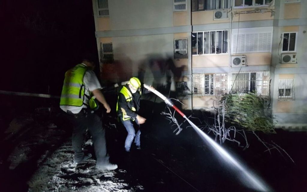 Des agents de ZAKA aident les pompiers à Haifa, le 25 novembre 2016 (Crédit : Roi Levi)