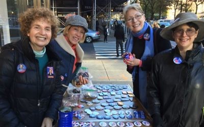 Karen Terban (à gauche) et ses collègues qui soutiennent Hillary et qui vendent des pins sur un trottoir de l'Upper West Side lundi après-midi, le 7 novembre 2016 (Crédit : Jessica Steinberg / Times of Israel)