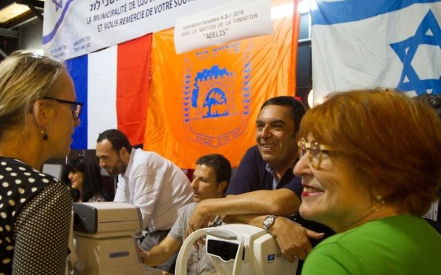 Photo prise pendant l'Opération lunettes du cœur 2016 (Crédit : Marine CROUZET, ambassade de France en Israël)