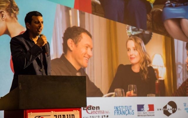 Le comédien français Samir Guesmi présente son dernier film, "L'effet aquatique", en Israël, en novembre 2016. (Crédit : Alexandre Superville/Institut francais d'Israël)