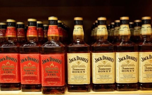 Illustration de bouteilles Jack Daniel (Crédit : Wikimedia Commons)