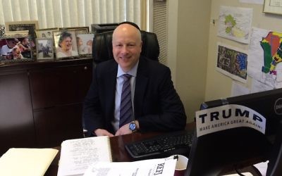 Jason Dov Greenblatt, avocat en droit de l'immobilier de Donald Trump et juif orthodoxe, est l'assistant spécial du président américain et son envoyé pour les négociations internationales. (Crédit : Uriel Heilman/JTA)