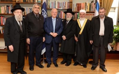 Le président Reuven Rivlin entouré de dirigeants religieux juifs et musulmans, à la résidence présidentielle de Jérusalem, le 29 novembre 2016. (Crédit : Mark Neiman/GPO)