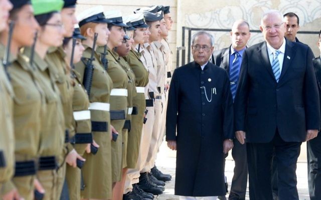 Le président indien Pranab Mukherjee, à gauche, inspecte les troupes israéliennes avec le président Reuven Rivlin pendant la première visite officielle en Israël d'un dirigeant indien, le 14 octobre 2015. (Crédit : Mark Neyman/GPO) Le président indien Pranab Mukherjee, à gauche, inspecte les troupes israéliennes avec le président Reuven Rivlin pendant la première visite officielle en Israël d'un dirigeant indien, le 14 octobre 2015. (Crédit : Mark Neyman/GPO)