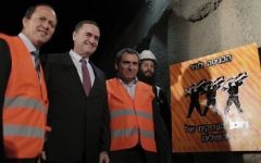 De gauche à droite, la maire de Jérusalem Nir Barkat, le ministre des Transports et des Renseignements Yisrael Katz et le ministre de Jérusalem et du Patrimoine Zeev Elkin lors de la cérémonie de la pose de la première pierre du projet "City Gateway" à Jérusalem, le 8 novembre 2016 (Crédit : Tomer Zmora)