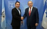Le Premier ministre Benjamin Netanyahu (à droite) et le président du Guatemala, Jimmy Morales, dans les bureaux du Premier ministre à Jérusalem, le 29 novembre 2011. (Crédit : Haim Zack/GPO)