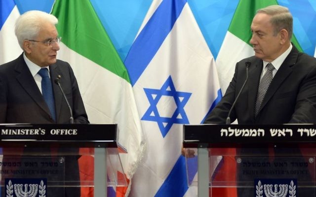Le président italien Sergio Mattarella, à gauche, et le Premier ministre Benjamin Netanyahu dans les bureaux du Premier ministre à Jérusalem, le 2 novembre 2016. (Crédit : GPO) Le président italien Sergio Mattarella, à gauche, et le Premier ministre Benjamin Netanyahu dans les bureaux du Premier ministre à Jérusalem, le 2 novembre 2016. (Crédit : GPO)