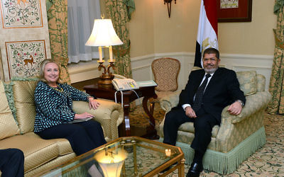 Hillary Clinton, alors secrétaire d'Etat, rencontre le président égyptien Mohammed Morsi à New York, le 24 septembre 2012. (Crédit : Département d'Etat des Etats-Unis/Domaine public/WikiCommons)