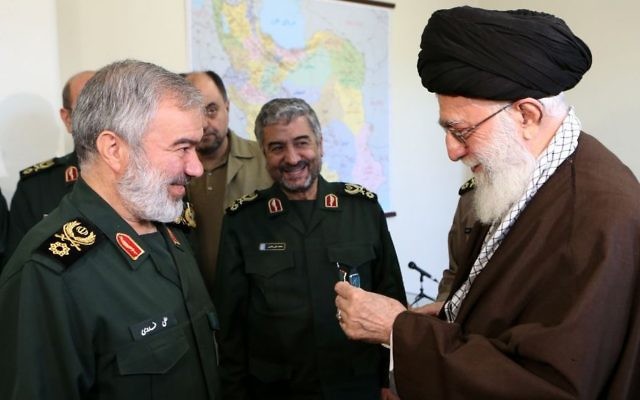 Le guide suprême iranien Ali Khamenei, à droite, avec le général de brigade Ali Fadavi et d'autres commandants du Corps des Gardiens de la Révolution islamique, après l'arrestation de soldats américains dans le Golfe persique en janvier 2016. (Crédit : Wikimedia Commons) Le guide suprême iranien Ali Khamenei, à droite, avec le général de brigade Ali Fadavi et d'autres commandants du Corps des Gardiens de la Révolution islamique, après l'arrestation de soldats américains dans le Golfe persique en janvier 2016. (Crédit : Wikimedia Commons)