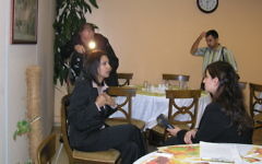 Shaista Gohir (à gauche), présidente du réseau des femmes musulmanes au Royaume-Uni, en novembre 2008. (Crédit : Foreign and Commonwealth Office/CC BY 2.0/Flickr)