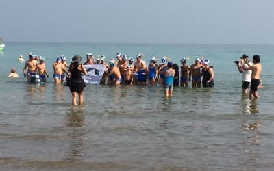 Des nageurs traversent la mer Morte pour sensibiliser sur son déclin, le 15 novembre 2016. (Crédit : EcoPeace Middle East)
