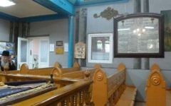 La synagogue du rabbin Noah Kofmansky, l'une des deux de  Chernivtsi, a été continuellement ouverte depuis sa fondation il y a presque 100 ans - même si elle est restée sans rabbin jusqu'à  1992. ( Crédit : Julie Masis/Times of Israel)