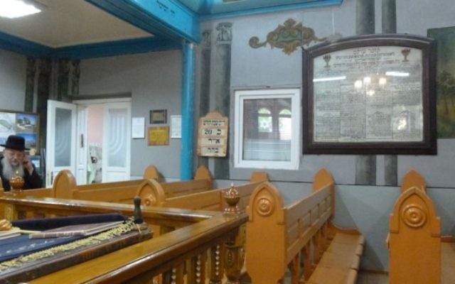 La synagogue du rabbin Noah Kofmansky, l'une des deux de Chernivtsi, a été continuellement ouverte depuis sa fondation il y a presque 100 ans - même si elle est restée sans rabbin jusqu'à 1992. ( Crédit : Julie Masis/Times of Israel) La synagogue du rabbin Noah Kofmansky, l'une des deux de Chernivtsi, a été continuellement ouverte depuis sa fondation il y a presque 100 ans - même si elle est restée sans rabbin jusqu'à 1992. ( Crédit : Julie Masis/Times of Israel)