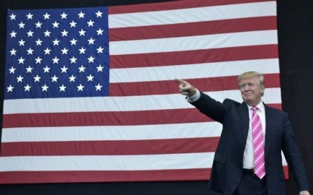 Le candidat républicain à la présidentielle Donald Trump arrive à un rassemblement organisé au Spooky Nook Sports center à Manheim, en Pennsylvanie, le 1er octobre 2016 (Crédit : AFP Photo/Mandel Ngan) Le candidat républicain à la présidentielle Donald Trump arrive à un rassemblement organisé au Spooky Nook Sports center à Manheim, en Pennsylvanie, le 1er octobre 2016 (Crédit : AFP Photo/Mandel Ngan)