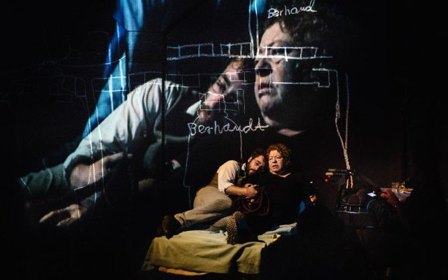 Michael Rubenfeld aux côtés de  sa mère Mary Berchard dans  ‘We Keep Coming Back’ (Crédit : Jeremy Mimnagh)