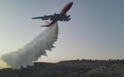 Le 747 Supertanker a aidé à éteindre un feu de forêt qui avait éclaté aux abords de Nataf, hors de Jérusalem, le 26 novembre 2016. (Crédit : police israélienne)