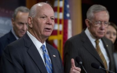 Le sénateur Ben Cardin aux côtés d'autres sénateurs démocrates lors d'une conférence de presse donnée au Capitole, à Washington, le 19 novembre 2015. (Crédit : Andrew Harrer/Bloomberg/JTA)