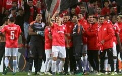 Les joueurs de l'équipe de l'Hapoel Beesheba fêtent leur victoire lors d'un match du groupe K en Ligue européenne de l'UEFA contre l'Inter Milan italien au Stade Turner Stadium de Beersheba, une ville au sud d'Israël, le 24 novembre 2016 (Crédit :(AFP/Gil Cohen-Magen)