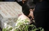 Une femme pleure sur une tombe lors d'une cérémonie organisée à la mémoire des soldats tombés au combat lors de la crise de Suez, le 8 novembre 2007. (Crédit : Michal Fattal/Flash90)