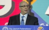 Chemi Peres, fils de l'ancien président israélien Shimon Peres, prenant la parole lors de l'Assemblée générale annuelle des Fédérations juives d'Amérique du nord, le 15 novembre 2016. (Crédit : Ron Sachs)