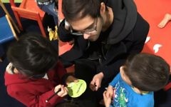 Yacob Yanai, un Israélien vivant à Berlin, bénévole auprès des enfants au foyer pour réfugiés de Spandau, le 13 novembre 2016. (Courtesy)
