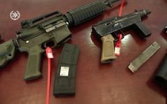 Armes saisies par la police lors d'une opération menée à l'aube, le 22 novembre 2016. (Crédit : police israélienne)