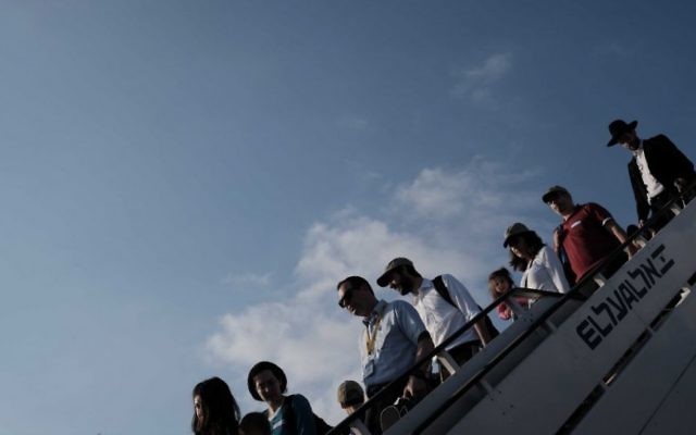 Illustration: De nouveaux immigrants en Israël descendent d'un avion à Tel Aviv, le 17 août 2016. (Crédit : Tomer Neuberg/Flash90)
