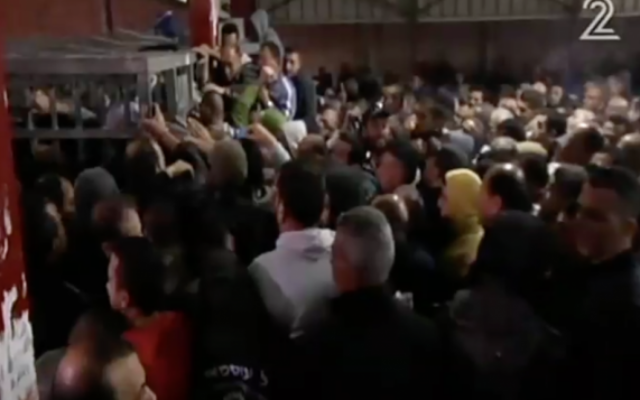 Une image fixe extraite d'un reportage du 15 avril 2016 diffusée sur la deuxième chaîne au carrefour de Qalandiya, qui a mis en exergue les difficultés rencontrées par les travailleurs palestiniens lors du passage en Israël depuis la Cisjordanie. Une image fixe extraite d'un reportage du 15 avril 2016 diffusée sur la deuxième chaîne au carrefour de Qalandiya, qui a mis en exergue les difficultés rencontrées par les travailleurs palestiniens lors du passage en Israël depuis la Cisjordanie.