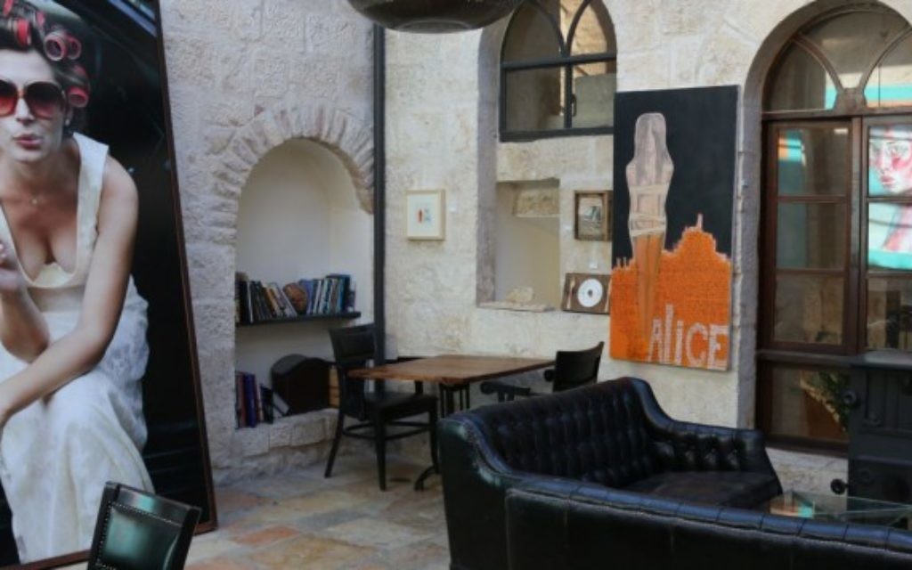 L'intérieur de la boutique-hôtel l'Alegra. (Crédit : Shmuel Bar-Am)