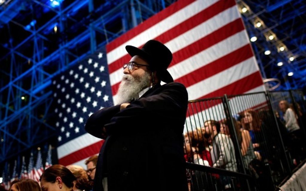 Un Juif regarde les résultats de l'éction lors d'un événement organisé en faveur de la candidate démocrate et ancienne secrétaire d'état Hillary Clinton au Jacob K. Javits Convention Center de New York, le 8 novembre 2016. (Win McNamee/Getty Images/AFP) Un Juif regarde les résultats de l'éction lors d'un événement organisé en faveur de la candidate démocrate et ancienne secrétaire d'état Hillary Clinton au Jacob K. Javits Convention Center de New York, le 8 novembre 2016. (Win McNamee/Getty Images/AFP)