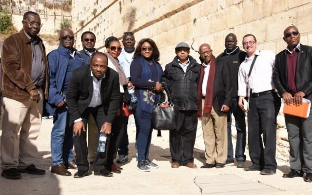 Un groupe de 11 diplomates venus de sept pays africains ont visité l'Arche de Robinson, avec Zeev Orenstein (2e à droite) du parc archéologique de la Cité de David, qui a mené la visite dans la Vieille Ville de Jérusalem le 28 novembre 2016. (Crédit : Michel Rozili/Cité de David)