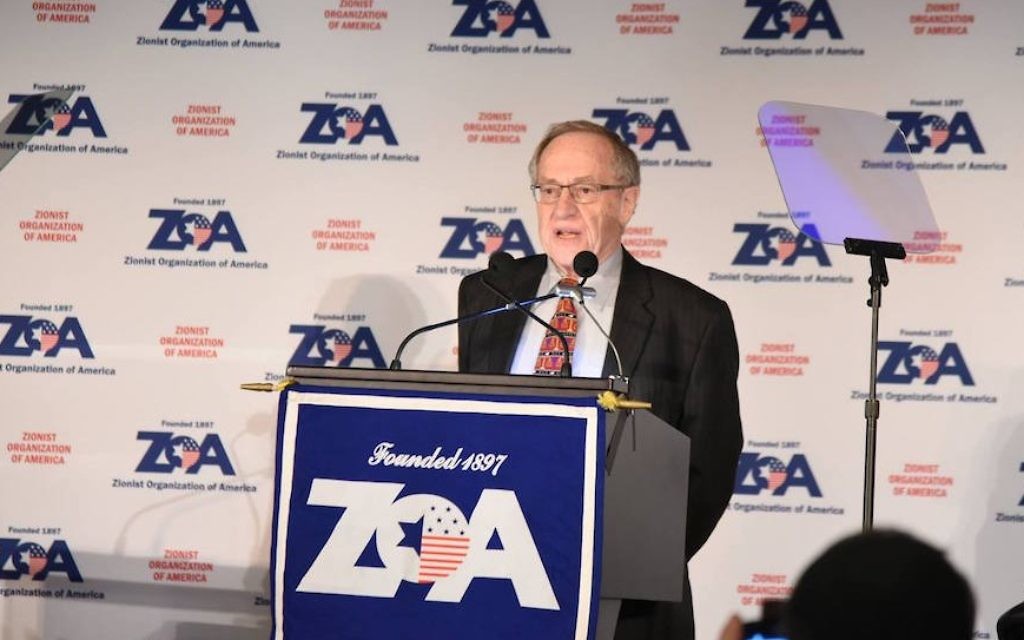 Alan Dershowitz prenant la parole lors du dîner de l'Union Sioniste de l'Amérique à New York City, le 20 novembre 2016. (Crédit : ZOA/Facebook) Alan Dershowitz prenant la parole lors du dîner de l'Union Sioniste de l'Amérique à New York City, le 20 novembre 2016. (Crédit : ZOA/Facebook)