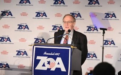 Alan Dershowitz prenant la parole lors du dîner de l'Union Sioniste de l'Amérique à  New York City, le 20 novembre  2016. (Crédit : ZOA/Facebook)