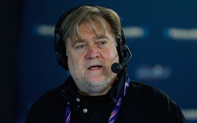 Stephen K. Bannon débattant des questions liées à l'immigration avec un participant tout en accueillant le quotidien d'information Breitbart à la radio SiriusXM Patriot à Quicken Loans Arena à Cleveland, dans l'Ohio, le 20 juillet 2016. (Crédit : Kirk Irwin/Getty Images for SiriusXM)