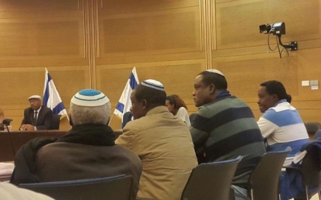 Les Israéliens éthiopiens en appellent au gouvernement pour permettre à leurs proches d'immigrer en Israël à la Knesset, le 29 novembre 2016.  Yahallem Tadessa est le deuxième en partant de la droite (Crédit :  Marissa Newman/Times of Israel)
