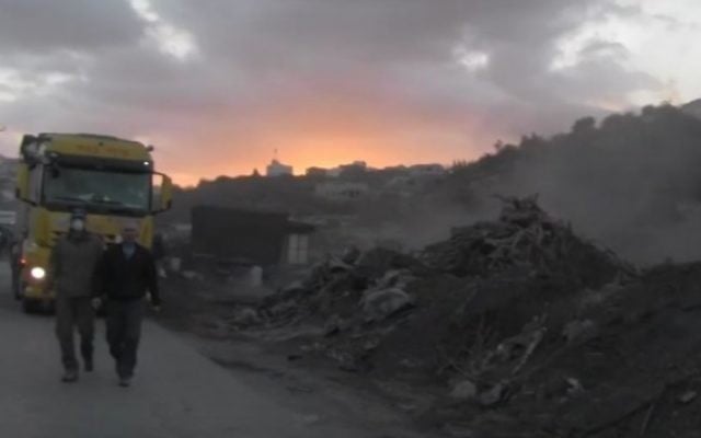 L'Administration Civile confisque du bois et des outils dans des usines de charbon situées à proximité de la ville cisjordanienne de Jénine, le 17 novembre 2016.  (Crédit : Service de communication du COGAT )