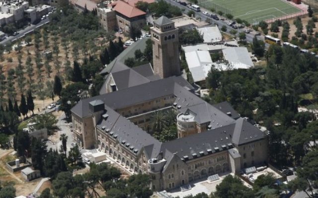 Le complexe de l'hôpital Augusta Victoria sur le Mont des Oliviers à Jérusalem (Crédit : CC BY-SA Ilan Arad, Wikimedia) Le complexe de l'hôpital Augusta Victoria sur le Mont des Oliviers à Jérusalem (Crédit : CC BY-SA Ilan Arad, Wikimedia)