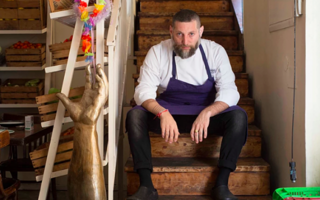 Assaf Granit, l'un des trois propriétaires et fondateurs du célèbre restaurant Machneyuda de Jérusalem. (Crédit : Machneyuda) Assaf Granit, l'un des trois propriétaires et fondateurs du célèbre restaurant Machneyuda de Jérusalem. (Crédit : Machneyuda)