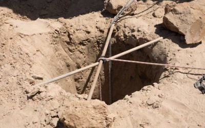 L'entrée d'un tunnel du Hamas circulant sous la frontière entre la bande de Gaza et Israël, le 5 mai 2016. (Crédit : unité des porte-paroles de l'armée israélienne)