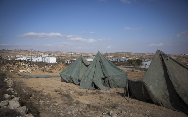 Des tentes dressées à proximité des mobil-homes dans l'avant-poste israélien non-autorisé d'Amona, en Cisjordanie, le 17 novembre 2016. (Crédit : Miriam Alster/Flash90)