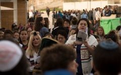 Des femmes prient au mur Occidental, à Jérusalem, le 2 novembre 2016. (Crédit : Luke Tress/Times of Israel)
