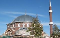 La mosquée de Wester, à Amsterdam, est la plus grande des Pays-Bas et peut accueillir jusqu'à 1 700 personnes. (Crédit : Marion Golsteijn/CC BY-SA 4.0/WikiCommons)